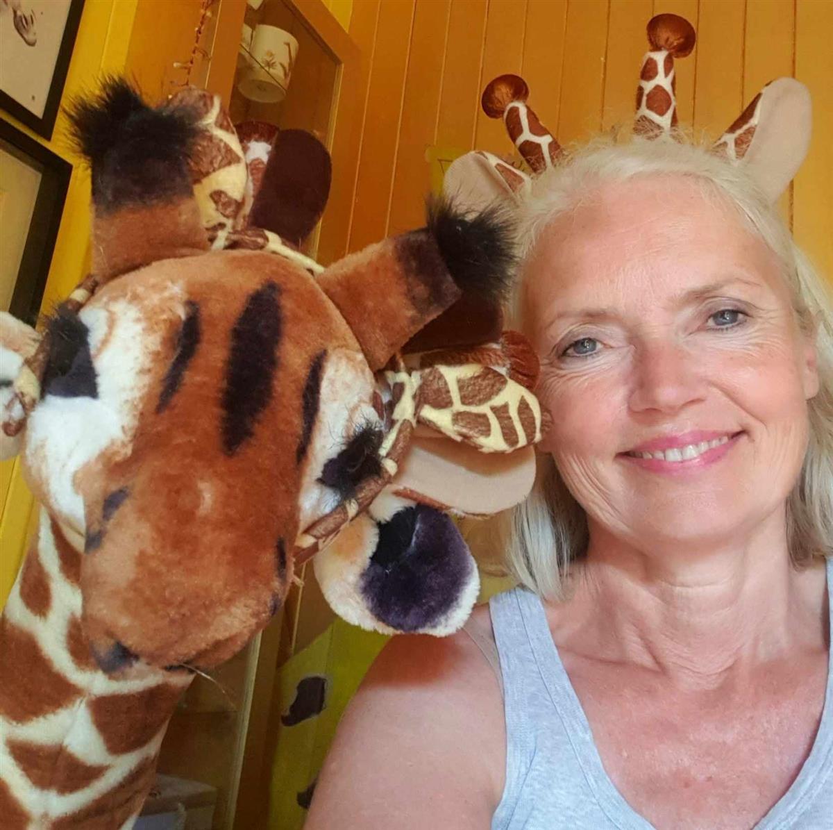 Bilde av giraffen Klara og forfatter Mari Kjetun - Klikk for stort bilde